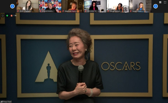 영화 '미나리'로 아카데미 여우조연상을 받은 배우 윤여정이 25일(현지시간) 미국영화예술과학아카데미가 마련한 온라인 기자 간담회에서 소감 등을 밝히고 있다.  [아카데미 버추얼 미디어센터 캡처]